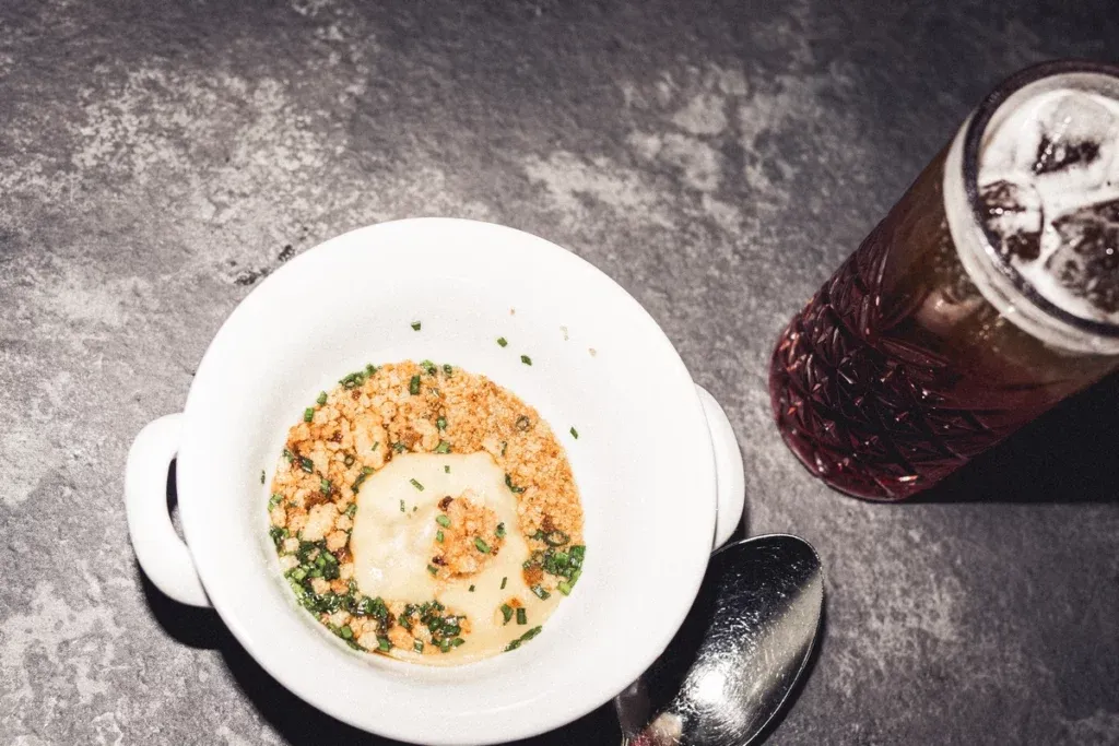 Gedeckte Tafel und Drinks beim Secret Dinner in der 100 GRAMM Lounge (6)