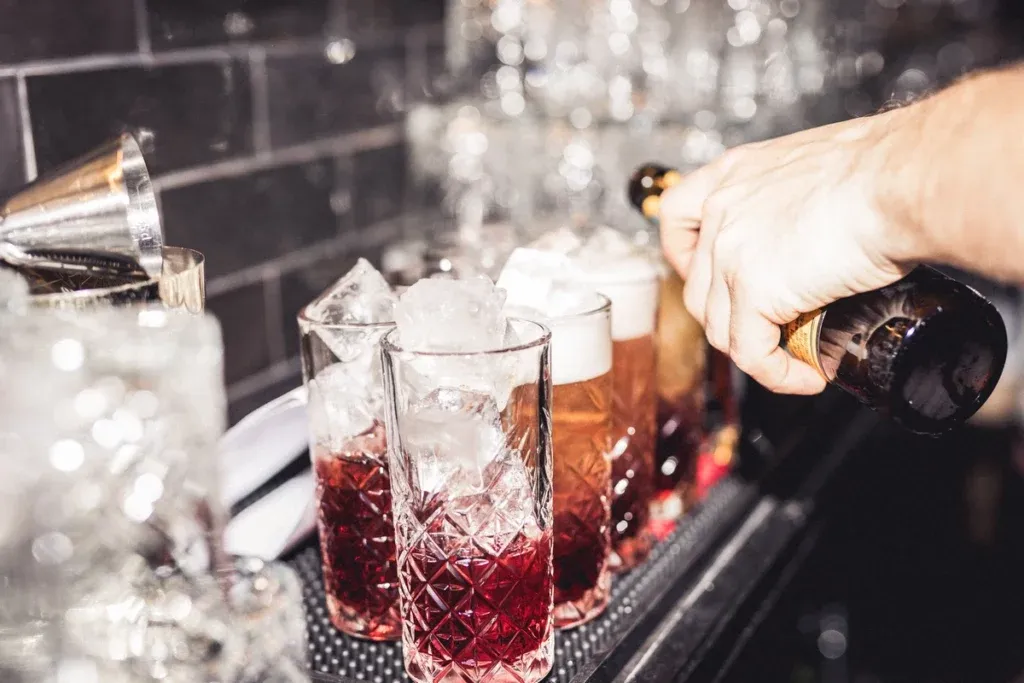 Gedeckte Tafel und Drinks beim Secret Dinner in der 100 GRAMM Lounge (7)