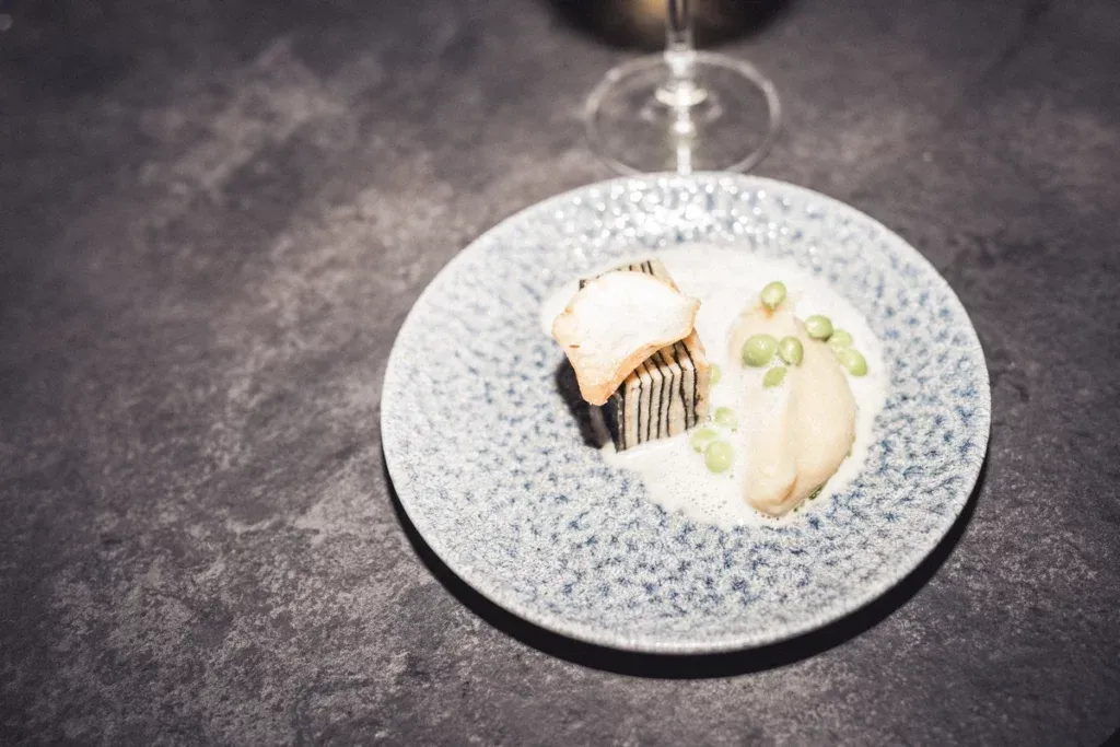 Gedeckte Tafel und Drinks beim Secret Dinner in der 100 GRAMM Lounge (9)