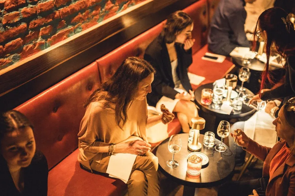 Gedeckte Tafel und Drinks beim Secret Dinner in der 100 GRAMM Lounge (10)