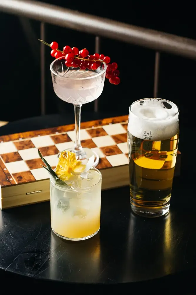 Abendstimmung und Cocktails in der 100 GRAMM Bar in Berlin-Mitte (12)