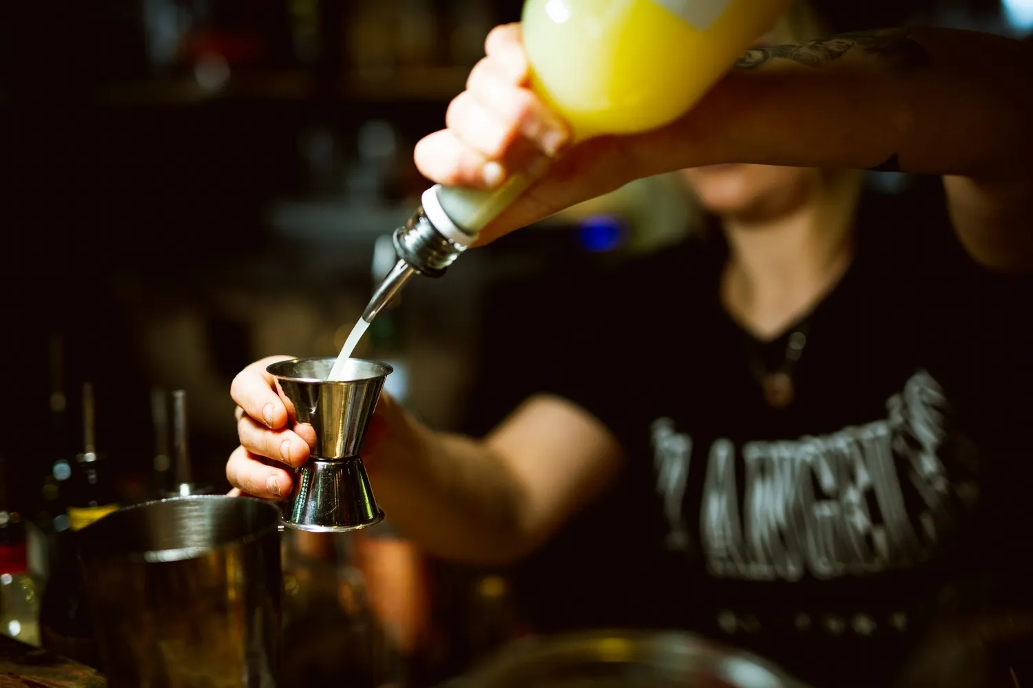Cocktails und Gäste im Juni 2023 in der 100 GRAMM Bar Berlin (1)