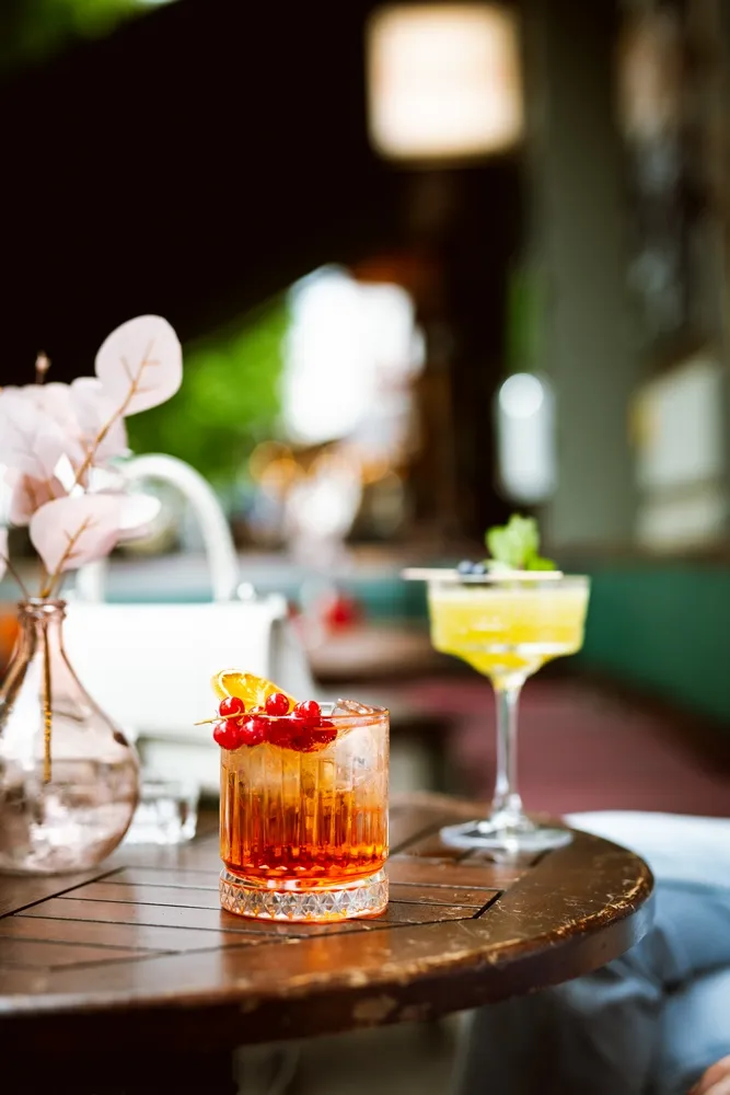 Cocktails und Gäste im Juni 2023 in der 100 GRAMM Bar Berlin (3)