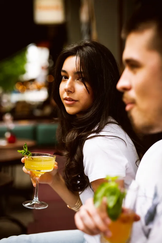 Cocktails und Gäste im Juni 2023 in der 100 GRAMM Bar Berlin (4)