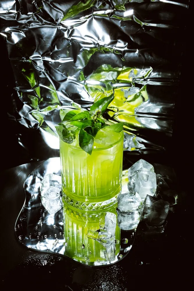 Cocktails und Gäste im Juni 2023 in der 100 GRAMM Bar Berlin (7)