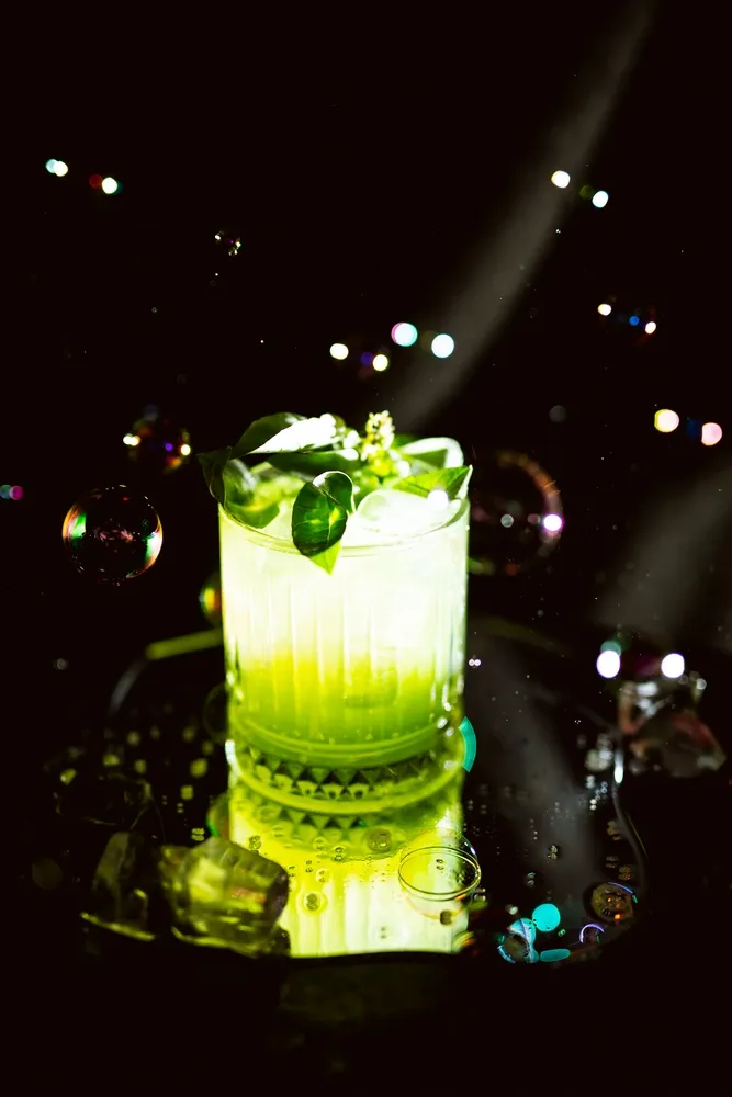 Cocktails und Gäste im Juni 2023 in der 100 GRAMM Bar Berlin (8)