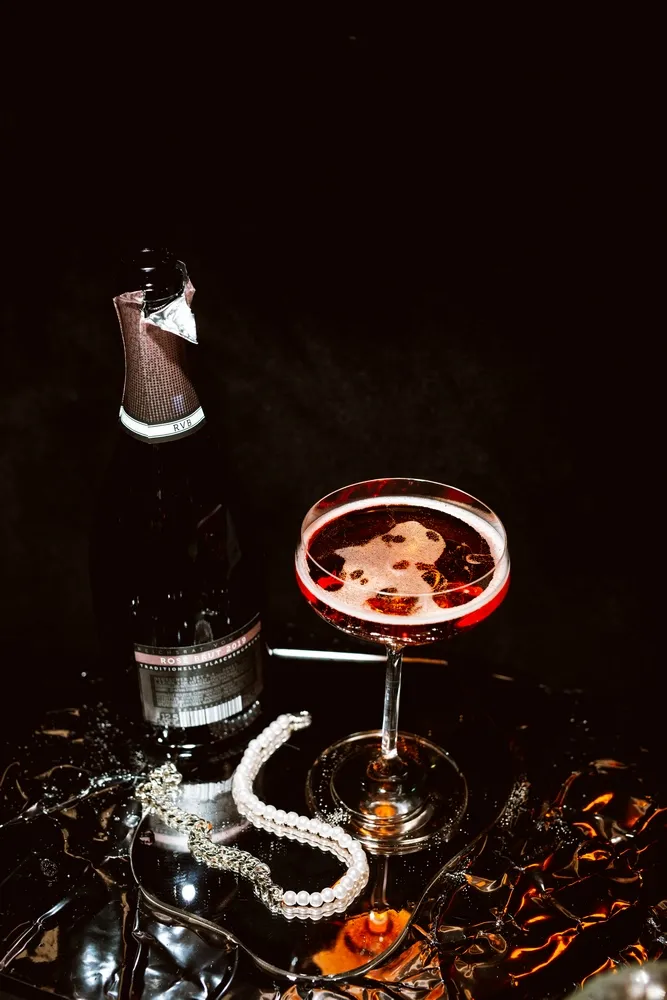 Cocktails und Gäste im Juni 2023 in der 100 GRAMM Bar Berlin (9)