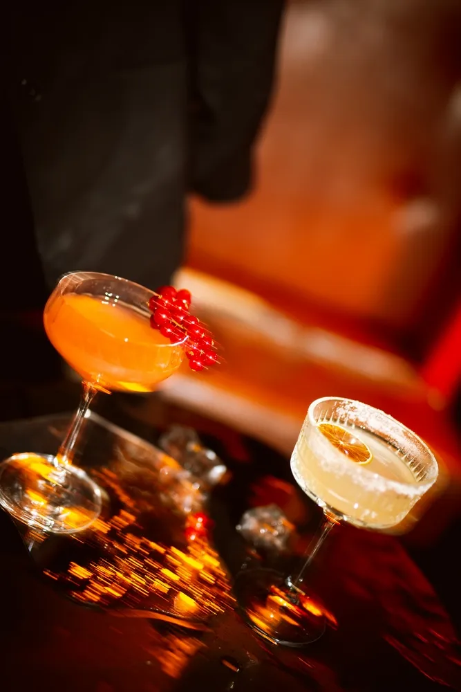 Cocktails und Gäste im Juni 2023 in der 100 GRAMM Bar Berlin (10)