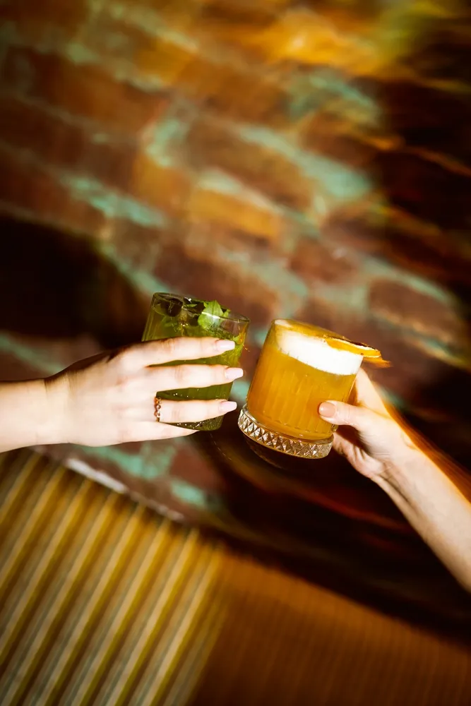 Cocktails und Gäste im Juni 2023 in der 100 GRAMM Bar Berlin (11)