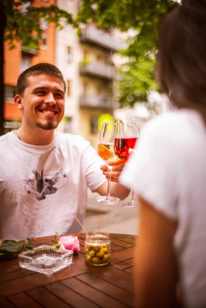 Cocktails und Gäste im Juni 2023 in der 100 GRAMM Bar Berlin (12)