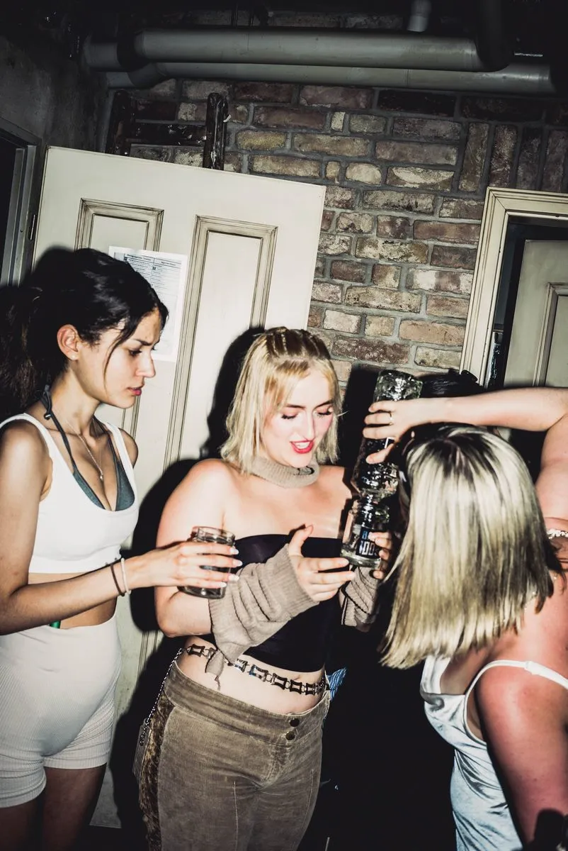 Barszene aus dem Sommer 2022 in der 100 GRAMM Bar (10)